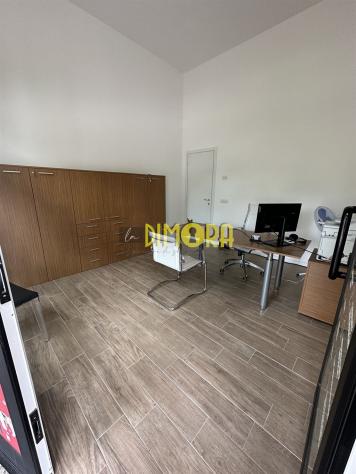 NEGOZIO IN NOVATE LIBERO A BREVE