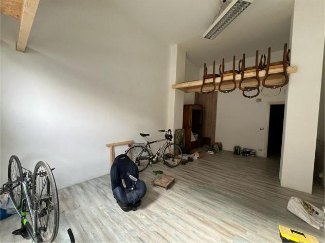 Negozio ristrutturato in zona residenziale