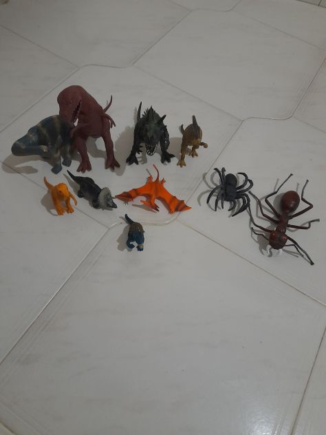 Otto dinosauri e due insetti di plastica rigida, in varie dimensioni differenti. - Foto 2