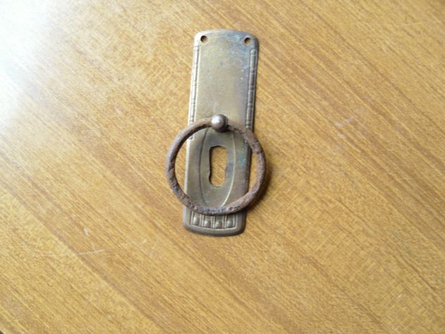 ANTICA MANIGLIA CON PIASTRINA IN OTTONE E MANIGLIA AD ANELLO IN FERRO PER MOBILI - Foto 5