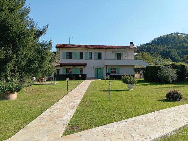 Villa singola formata da 2 appartamenti .
Parco di mq 3.500 - Foto 3