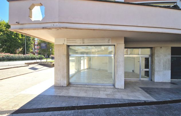 VIALE PETRARCA: Fondo commerciale con 4 vetrine - grande visibilità! - Foto 4