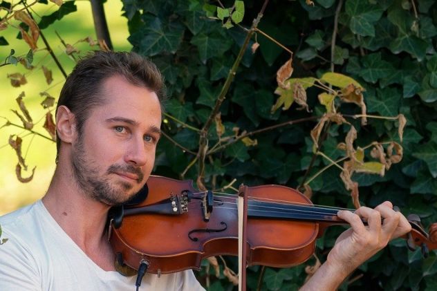 Violinista per matrimoni e funerali a Olgiate Olona