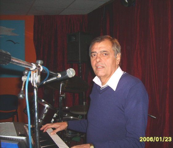 MUSICISTA DI PIANO BAR,BALLI DI GRUPPO,LISIO E KARAOKE