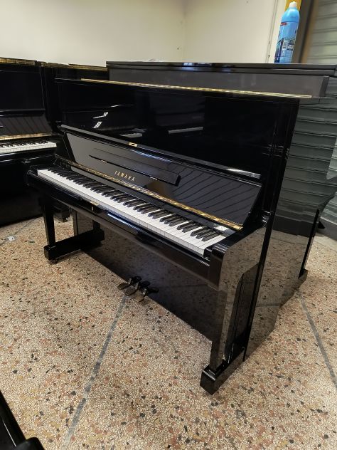 Pianoforte Yamaha U1 matricola alta dal timbro dolce con trasporto e panca incl.
