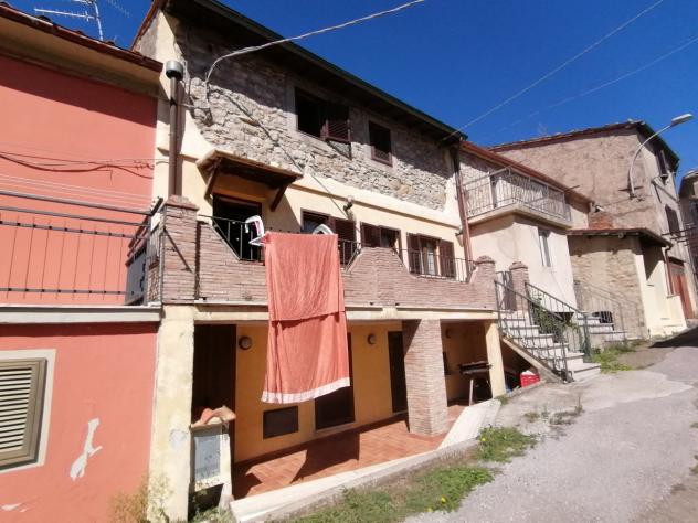 In una frazione del comune di Castell'Azzara, più precisamente a Selvena, dove sono presenti i servizi di prima necessità; , vendiamo appartamento su - Foto 3
