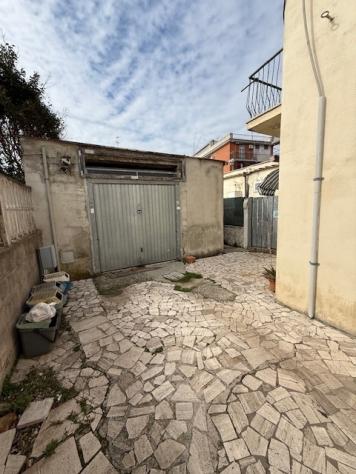 locale di sgombero in vendita ad Anzio
