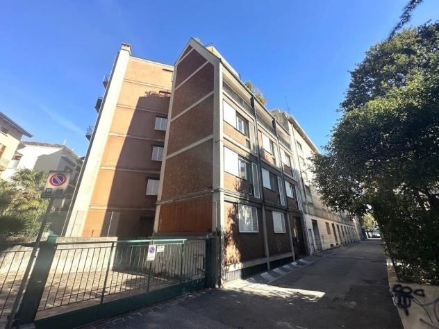 4 LOCALI CON TRIPLI SERVIZI E BALCONI IN CENTRO LECCO