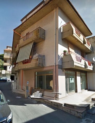 Ficarazzi: locale 110 mq 4 luci/vetrine