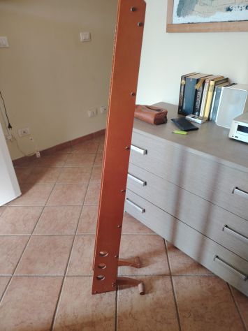 Porta CD in legno ne può contenere 80