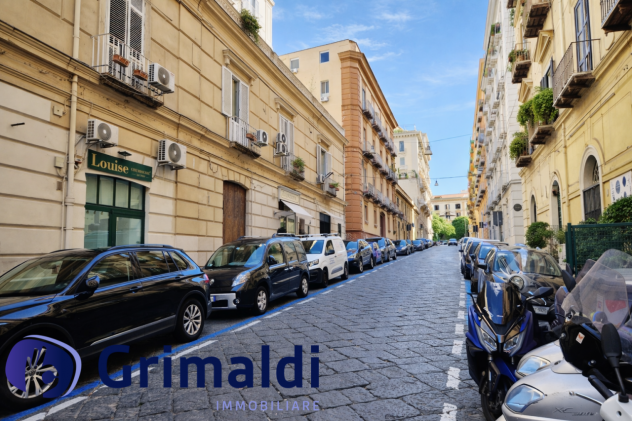 Locale commerciale in vendita a Napoli