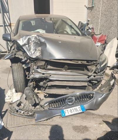 Volvo V40 D2 R-design E6 Manuale NEO 2018 Incidentata come da foto!!!! - Foto 3