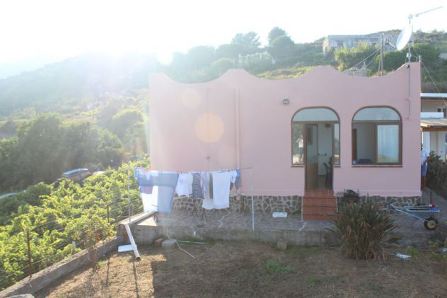 Isole Eolie Lipari,rif. 933, casa singola di mq 115 in zona panoramica,