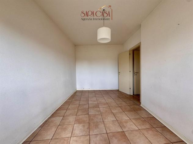 Luminoso appartamento con due camere, terrazzo e garage - Foto 12