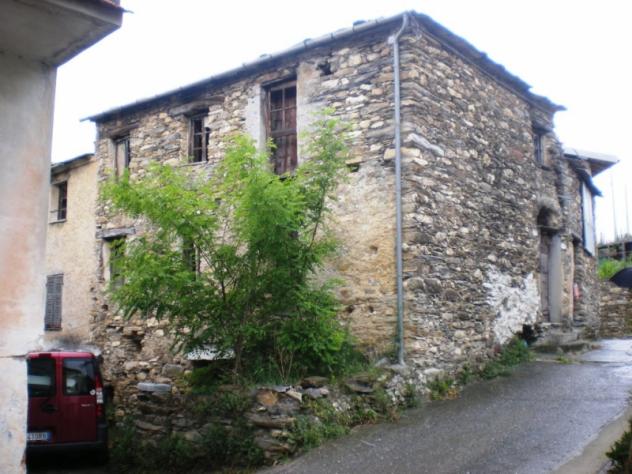 VENDESI PORNASSIO, LOCALITA' VILLA, BORGATA BARBEI ,RUSTICO IN PIETRA CON ACCESSO CARRAIO