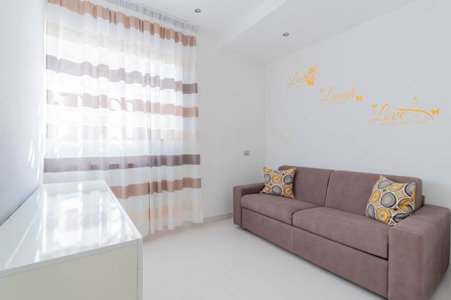 APPARTAMENTO RISTRUTTURATO CON TRE CAMERE, GARAGE E RESEDE ESCLUSIVO - Foto 9