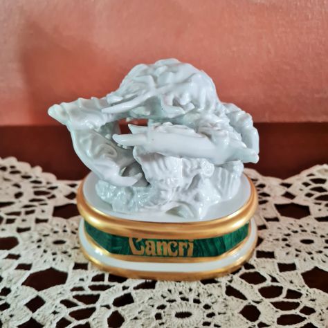 Figurina Porcellana Mangani vintage ' CANCRI '. piccola mancanza parte d