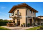 VILLA SU DUE LIVELLI CON GIARDINO PRIVATO