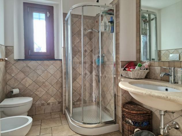 MONTIGNOSO, villetta a schiera con giardino angolare a circa 3,5 km dal mare della Versilia. L'immobile è composto di sala, cucina, disimpegno, camera - Foto 9