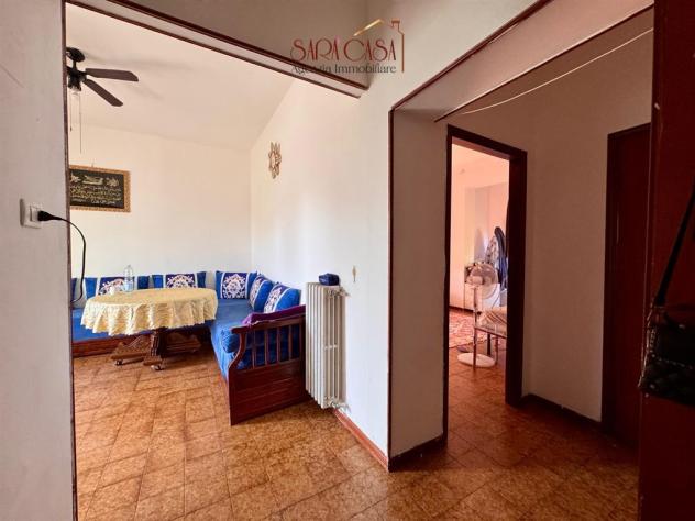 Appartamento con due camere da letto, corte e servizi annessi - Foto 6