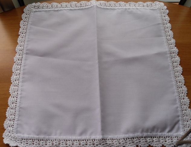 2 CENTRINI DALLA MISURE 35X35 DI COLOR BIANCO LARATO A MANO DI COTONE -
