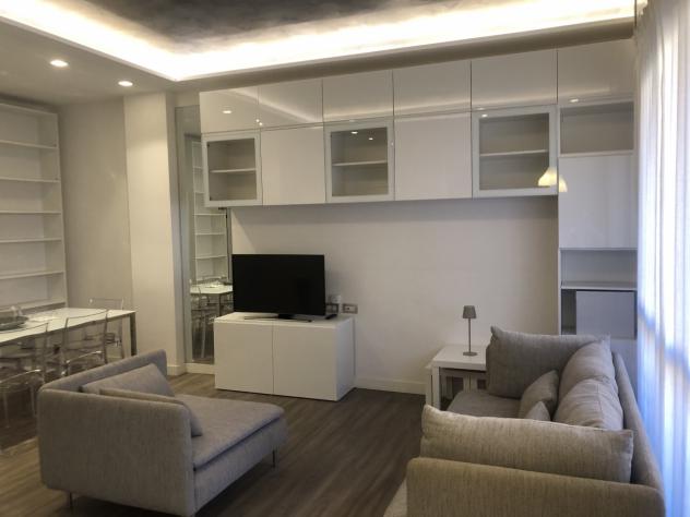 Appartamento arredato composto da ingresso, ampio soggiorno con cucina, due camere, bagno, ripostigli, balcone, cantina e posti auto, posizione comoda - Foto 4