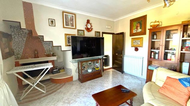 COMPENDIO IMMOBILIARE DI TRE ABITAZIONI IN BUONO STATO - LOC. PESCOPAGANO