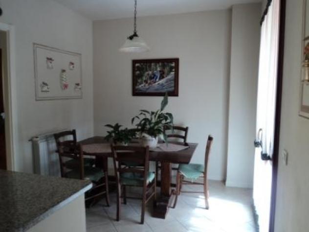 Elegante e panoramica villetta a schiera posta in posizione angolare. - Foto 3