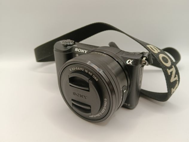 Sony Alpha 5100 mirrorless con obiettivo. Come nuova!