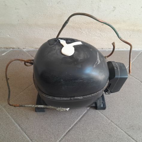 Compressore per frigorifero Ariston BCS 321 AI e compatibile con altri modelli - Foto 4