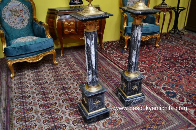 Coppia di colonne con poutiche in marmo nero venato - Foto 9