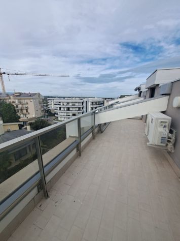 Appartamento mansardato di nuova costruzione con vista mare - Foto 5
