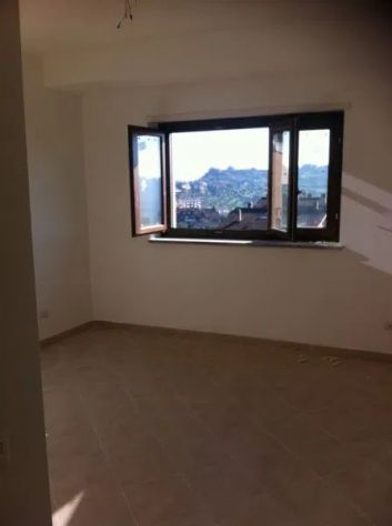 CASTELNUOVO DI PORTO BILOCALE ARREDATO CON BALCONE,POSTO AUTO E CANTINA - Foto 2