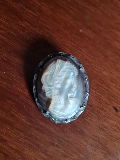 Grande Cammeo su pietra lavica d'epoca Italia anni '50 spilla/ciondolo, monta