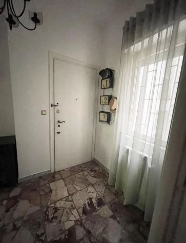 RE DI ROMA BILOCALE ARREDATO CON TERRAZZO PRIVATO SPESE INCLUSE - Foto 3