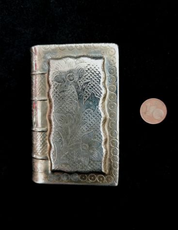 ANTICO ASTUCCIO PORTA-ROSARIO A FORMA DI LIBRO DA MESSA IN METALLO CESELLATO.