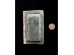 ANTICO ASTUCCIO PORTA-ROSARIO A FORMA DI LIBRO DA MESSA IN METALLO CESELLATO.