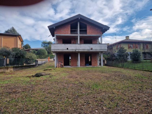 Villa di 320 m² con 5 locali e box auto in vendita a Buguggiate