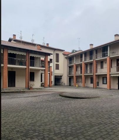 ASTA OCCASIONE:Sulbiate, Piazza Castello appartamento cantina e box