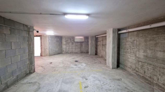 GARAGE - DEPOSITO AMPIA METRATURA IN PIENO CENTRO - MONDRAGONE - V3272