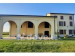 Casa indipendente di 300 m² con più di 5 locali e posto auto in vendita a N &hellip;