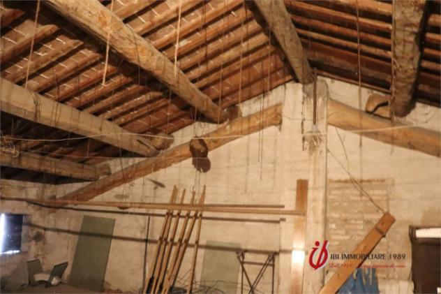 Rustico / Casale di 340 m² con più di 5 locali e box auto in vendita a Erbè - Foto 20