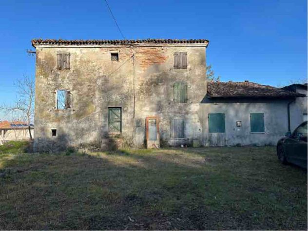 CASALE CON 1600 MQ DI TERRENO