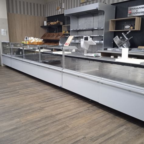 Arredo completo negozio alimentare con banco frigo espositivo e attrezzature