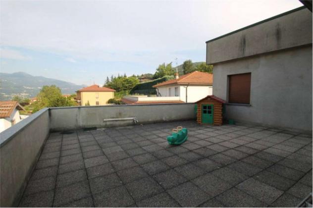 Immobile di 150 m² con 3 locali in affitto a Galbiate