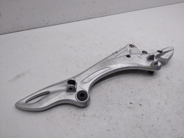 SUZUKI GLADIUS SFV 650 SUPPORTO STAFFA PEDANE DESTRO 2009 2010 CX111