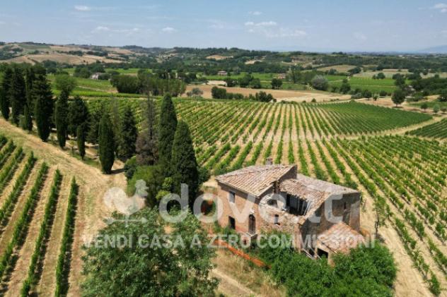 Rustico / Casale di 338 m² con 4 locali in vendita a Montepulciano