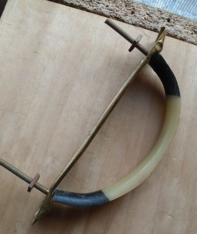 ANTICA MANIGLIA IN BACHELITE PIASTRINA IN OTTONE VITI FERRO PER MOBILE - - Foto 2