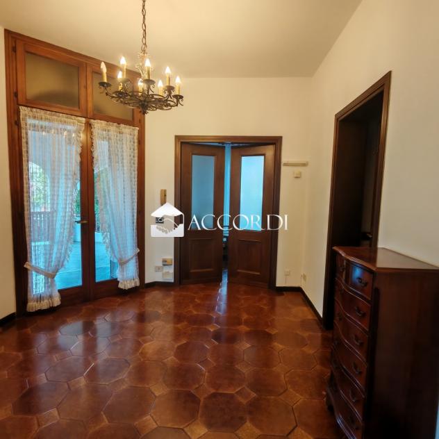 CASA INDIPENDENTE di 7 vani e di 350 mq (CASTELCUCCO) rif. BL109