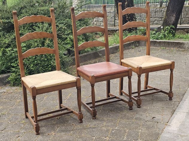 Sedie in legno massello.